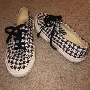 Size 7 Superga checkered sneaker.